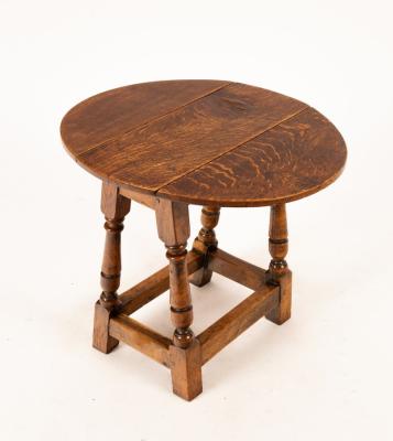 An oak two-flap coffee table