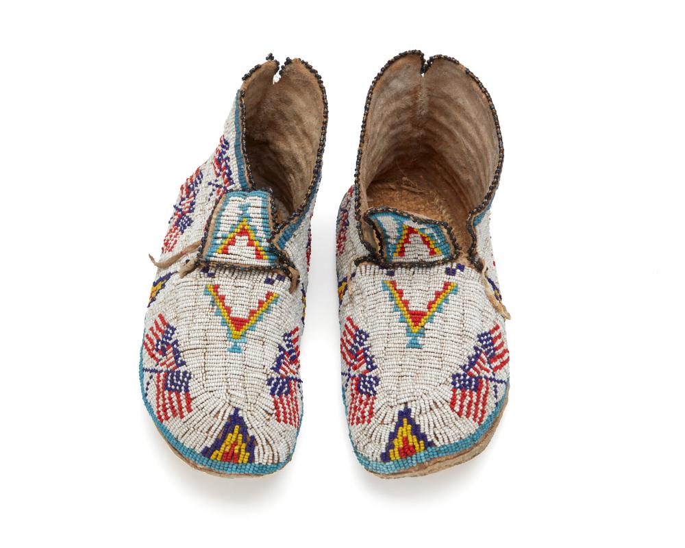 A PAIR OF PLAINS BEADED HIDE MOCCASINSA 2ee4bb