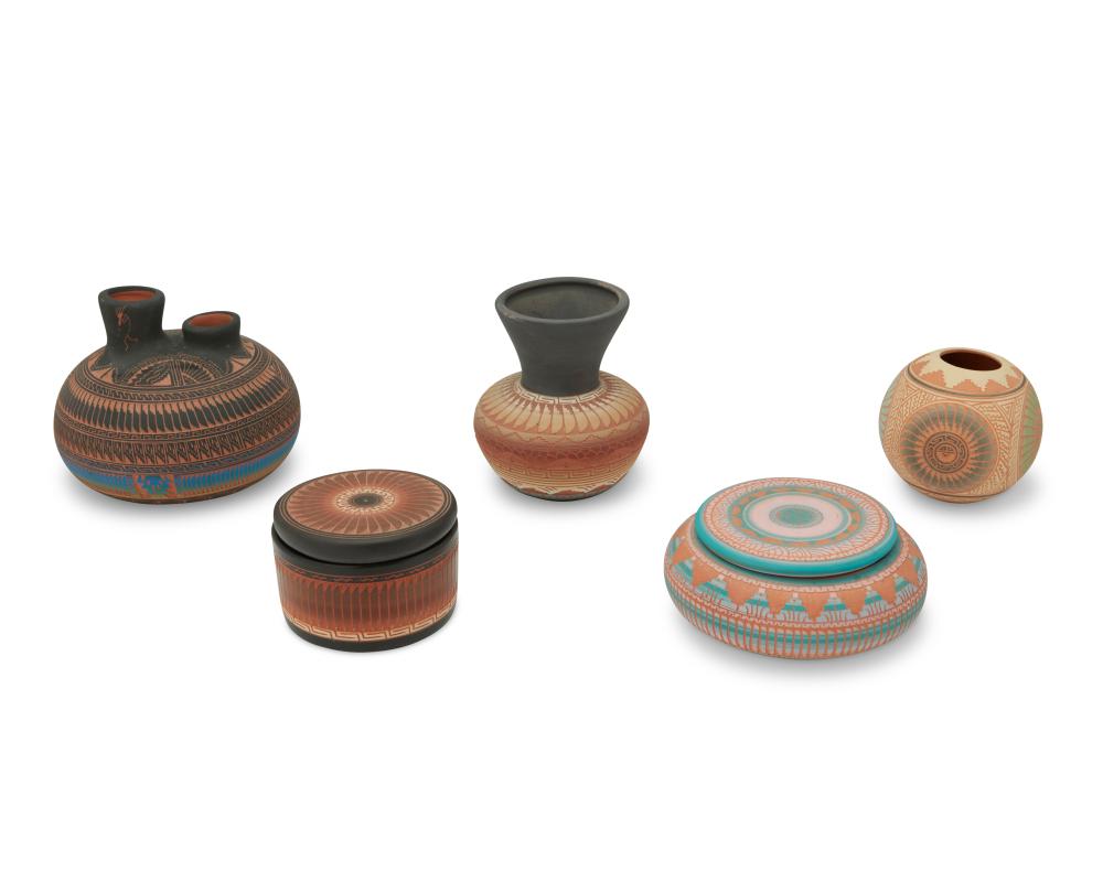 A GROUP OF NAVAJO SGRAFFITO POTTERY 2ee4ee