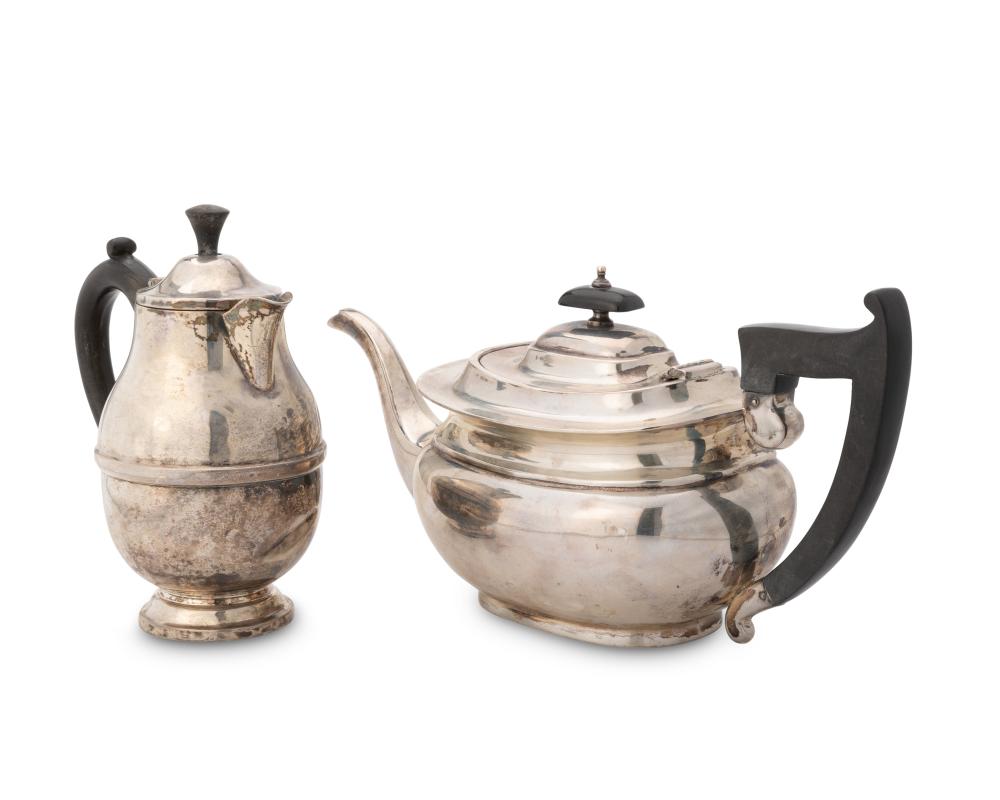AN ENGLISH STERLING SILVER TEAPOT 2ee537