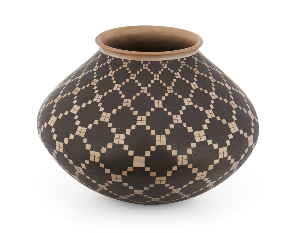 A MATA ORTIZ POTTERY JAR, BY JUAN