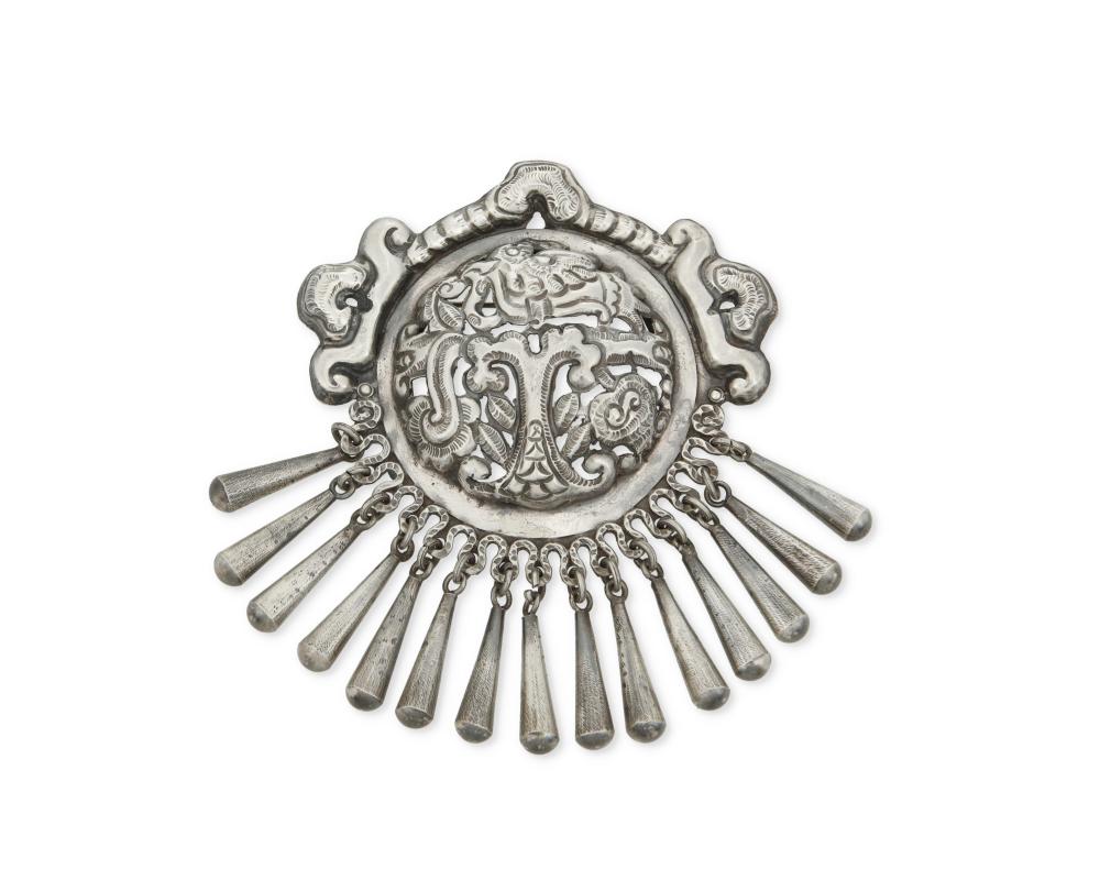 A LARGE MATL SILVER BROOCHA large 2ee672