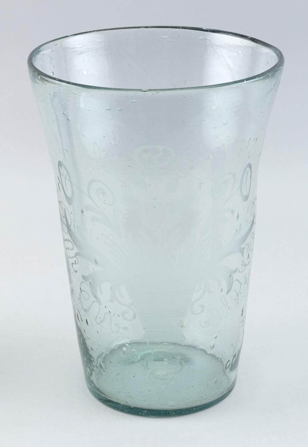 FLIP-TYPE GLASS VASE 20TH CENTURY
