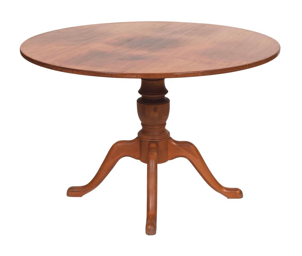 TIGER MAPLE PEDESTAL DINING TABLE 2f1032