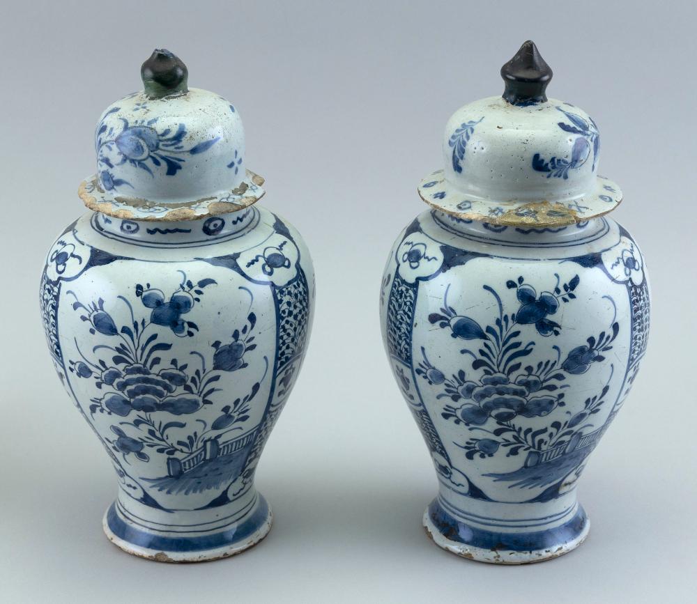 PAIR OF DELFT BLUE AND WHITE COVERED 2f1822