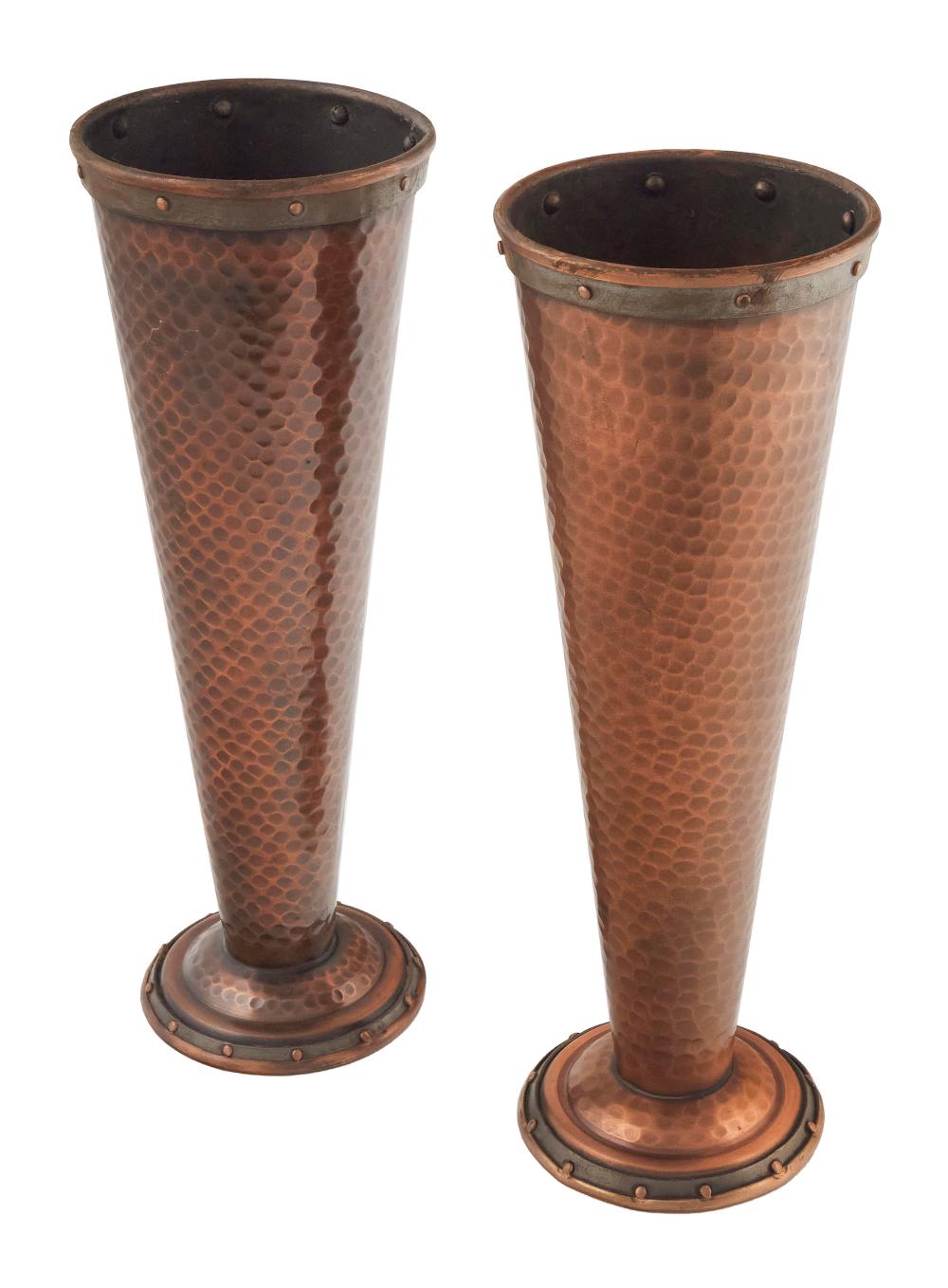 PAIR OF HAND HAMMERED COPPER VASES 2f18ef