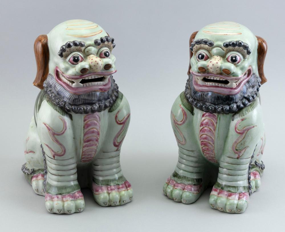 PAIR OF CHINESE PORCELAIN FOO LIONS 2f1b58