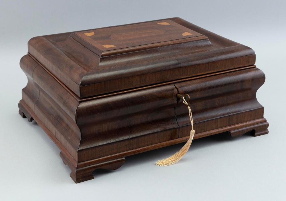 ENGLISH SEWING BOX LATE 19TH CENTURY 2f1d40