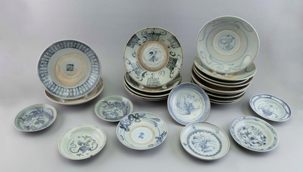 LARGE LOT OF CHINESE BLUE AND WHITE