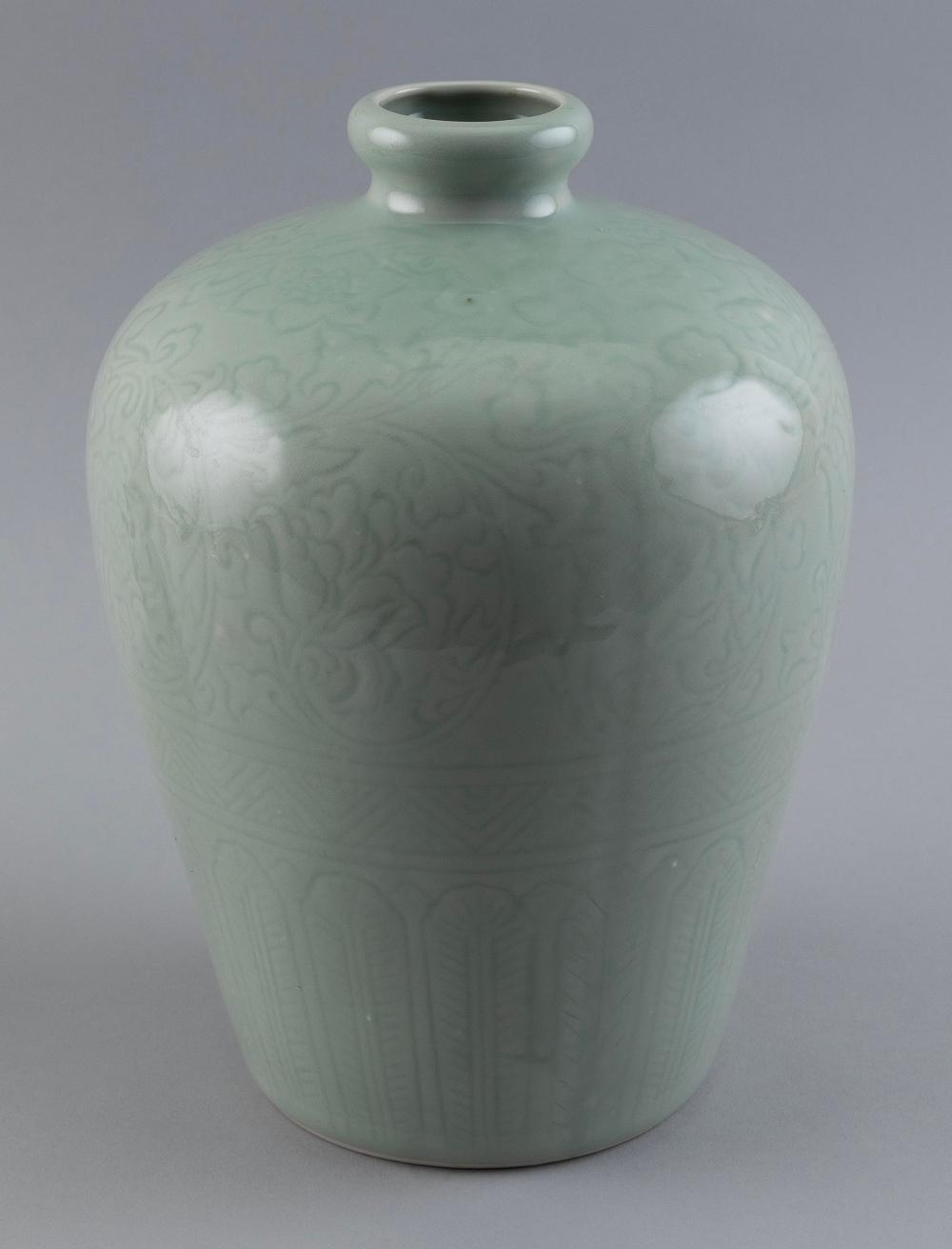 CHINESE CELADON PORCELAIN VASE