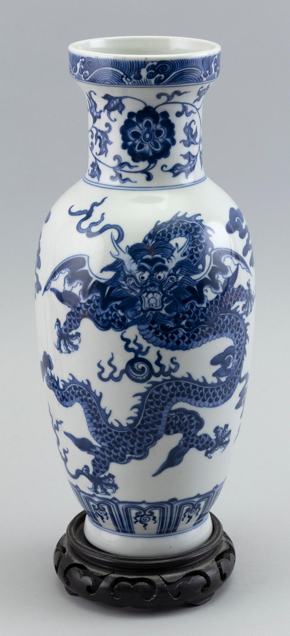 CHINESE BLUE AND WHITE PORCELAIN 2f2014