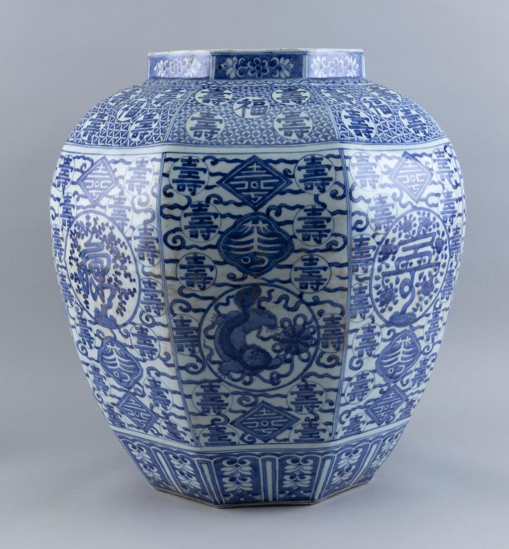 CHINESE BLUE AND WHITE PORCELAIN 2f2052