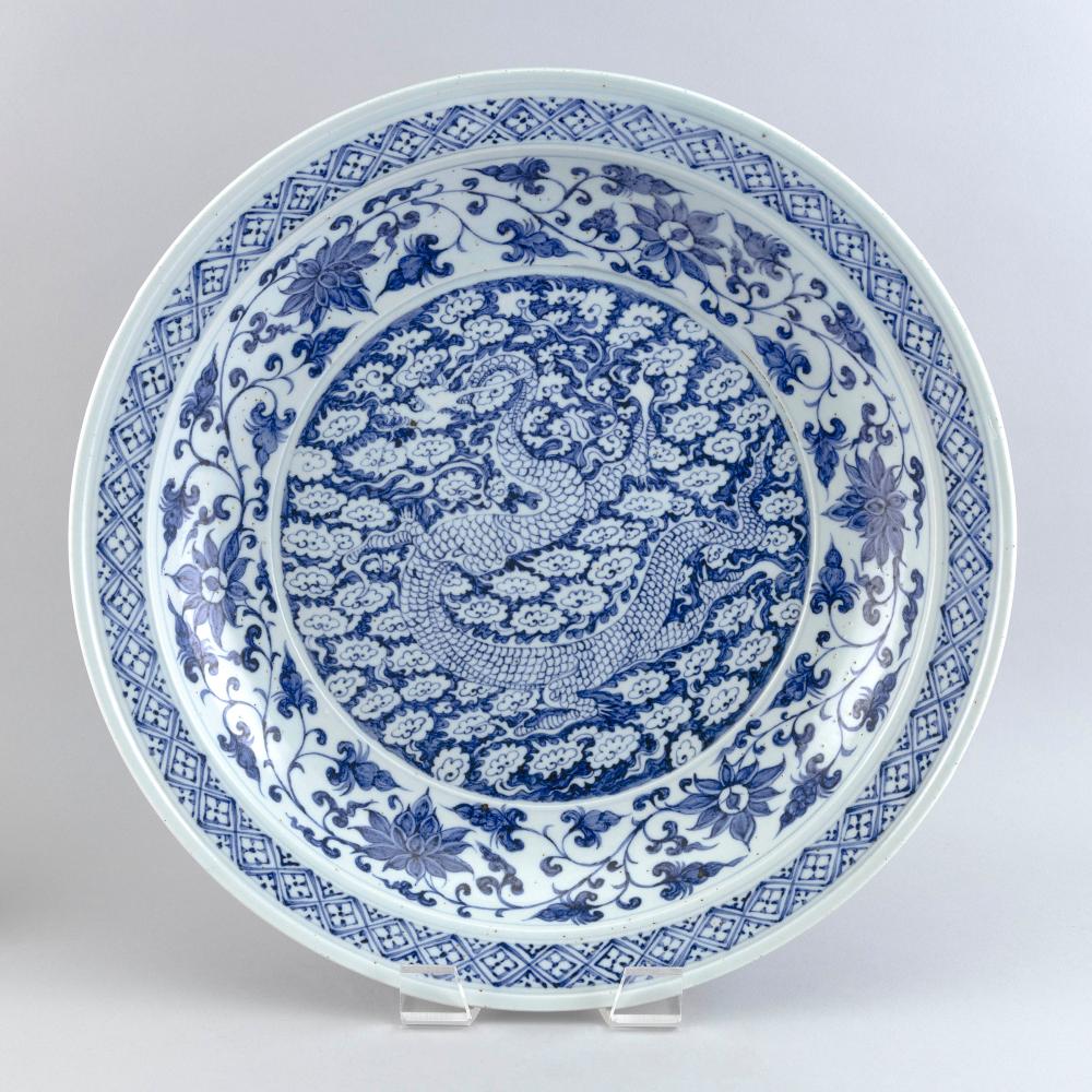 LARGE CHINESE BLUE AND WHITE PORCELAIN 2f2055