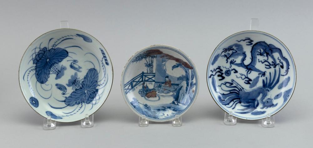 THREE CHINESE BLUE AND WHITE PORCELAIN 2f204c