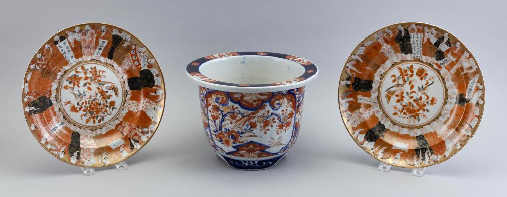 THREE PIECES OF JAPANESE PORCELAIN 2f20de