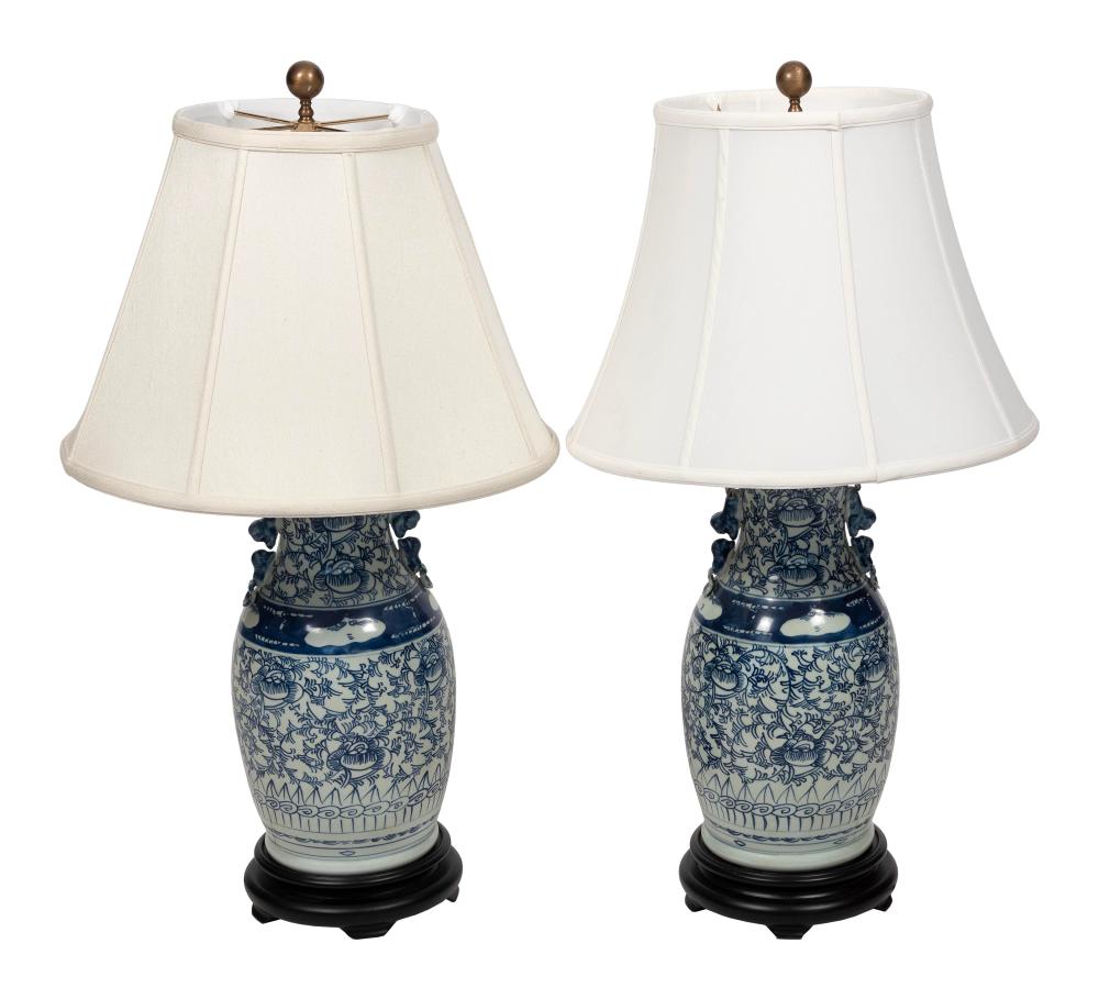 PAIR OF BLUE AND WHITE PORCELAIN 2f22a8
