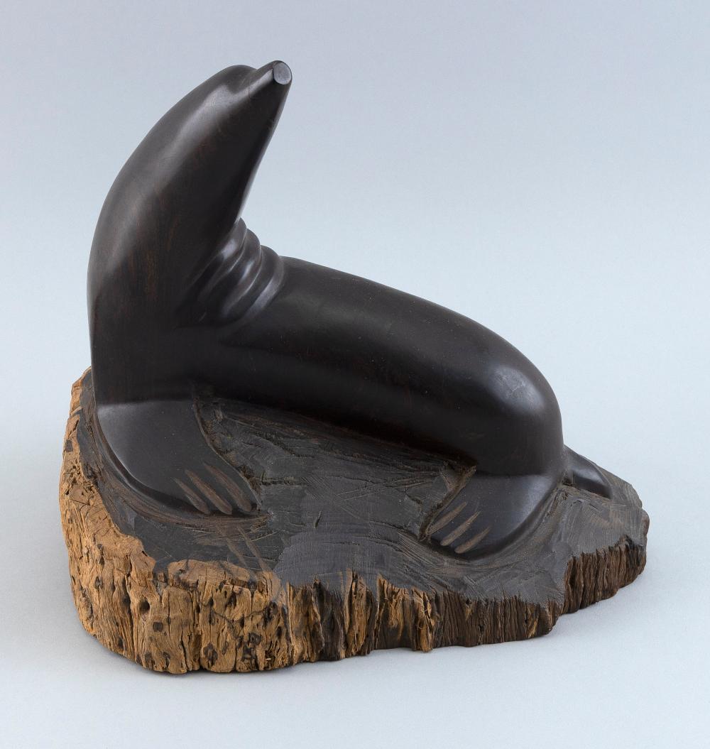CARVED WOODEN SCULPTURE OF A SEAL 2f22aa