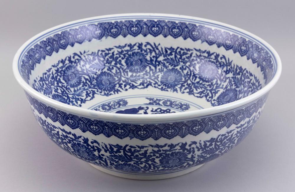 LARGE CHINESE BLUE AND WHITE PORCELAIN 2f22a5