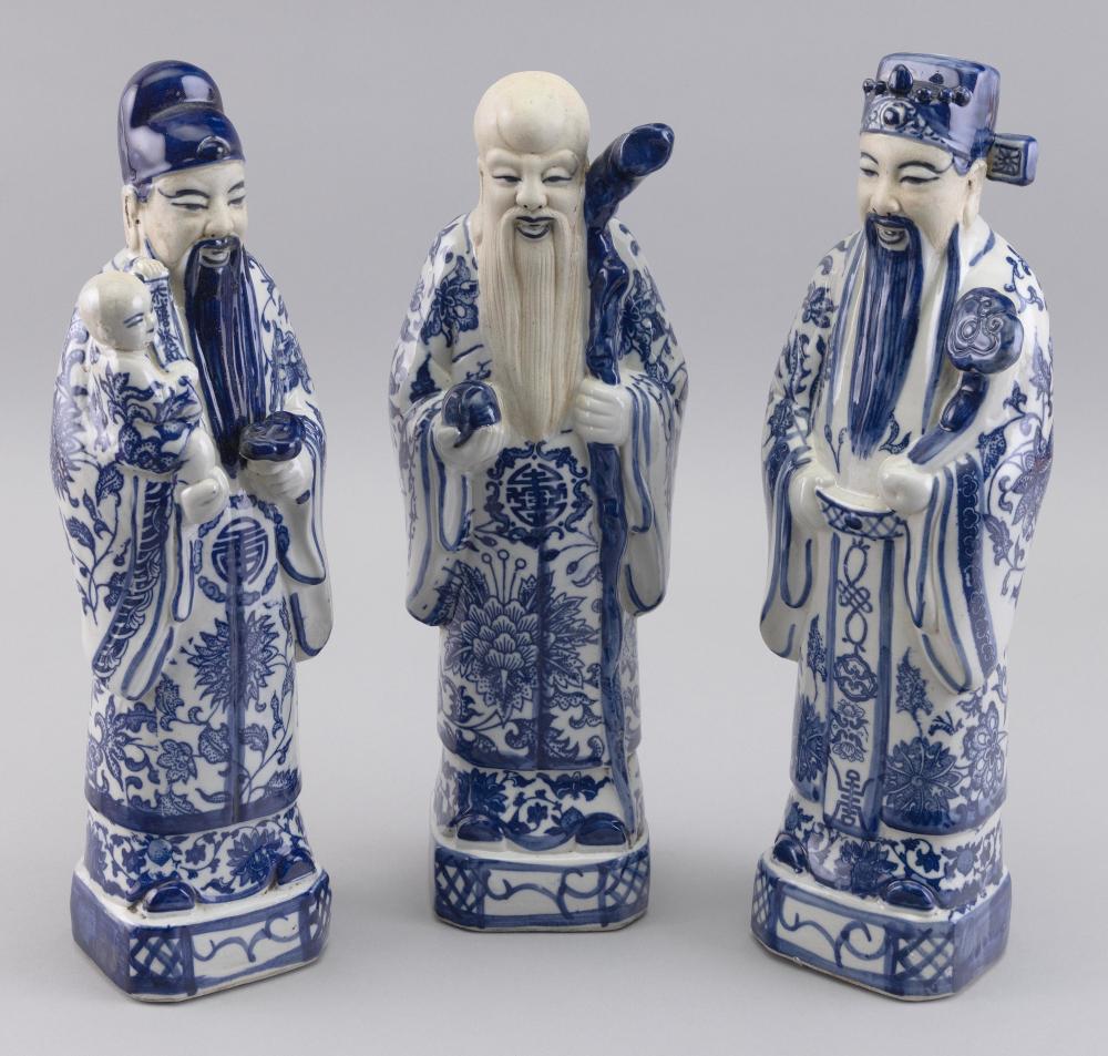 SET OF THREE CHINESE BLUE AND WHITE