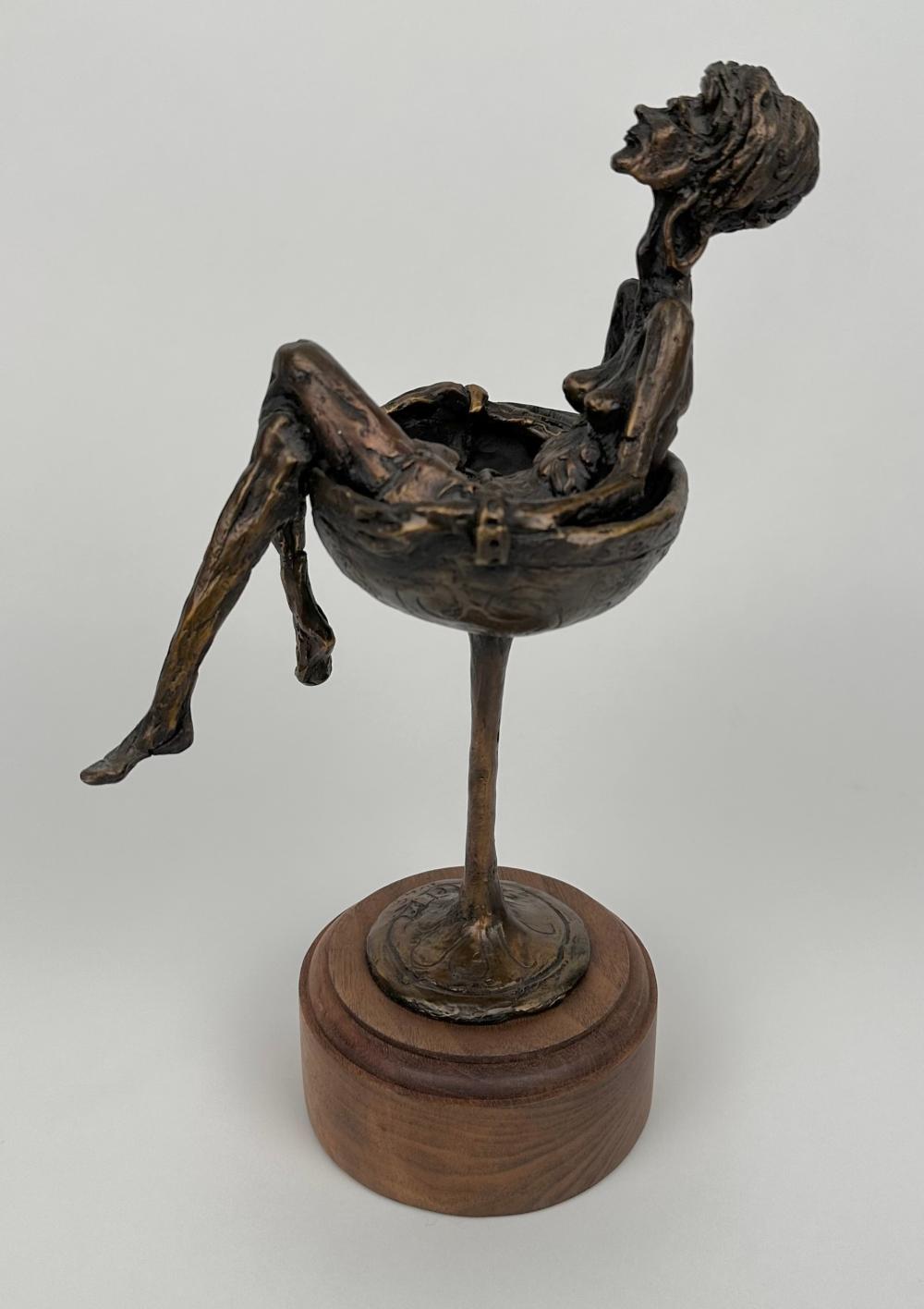 BRONZE SCULPTURE OF A WOMAN SEATED 2f23d9