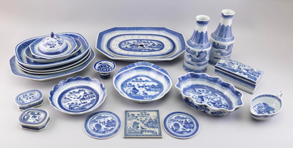 LARGE LOT OF CHINESE EXPORT BLUE 2f2558