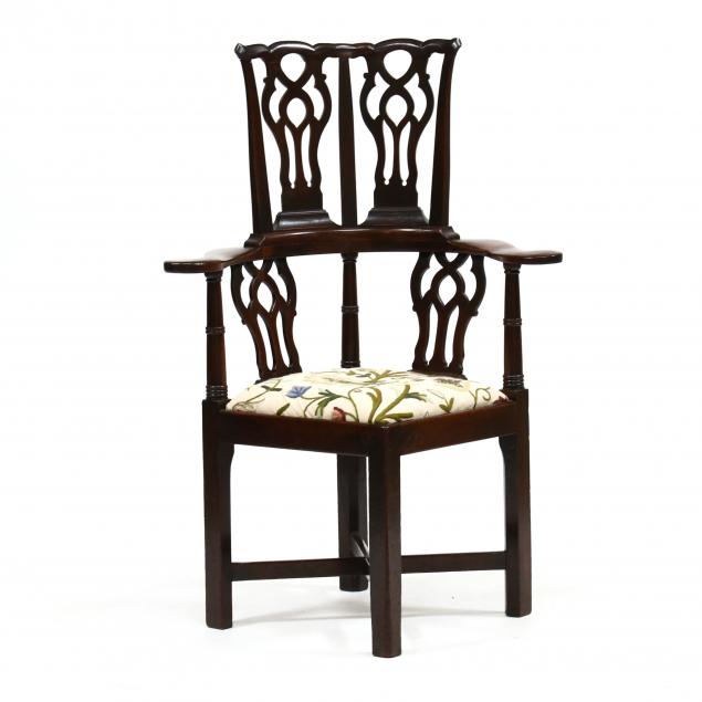 ENGLISH CHIPPENDALE MAHOGANY CORNER 2f0060