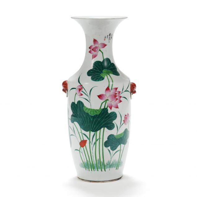 A TALL CHINESE PORCELAIN VASE WITH LOTUS