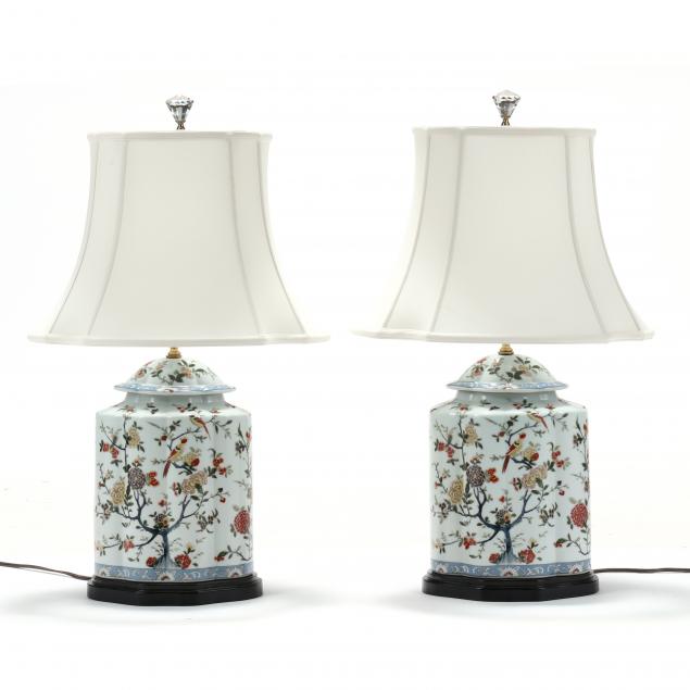 A PAIR OF PORCELAIN CHINOISERIE STYLE