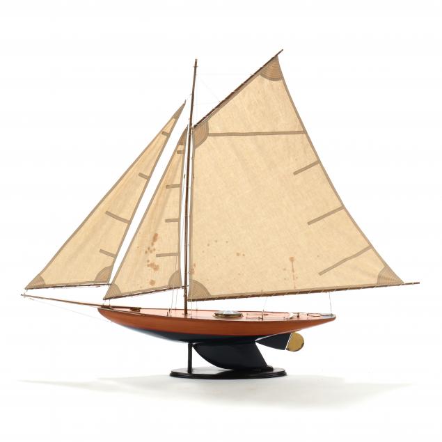 VINTAGE MODEL OF THE YACHT BLUEBELL  2f0762