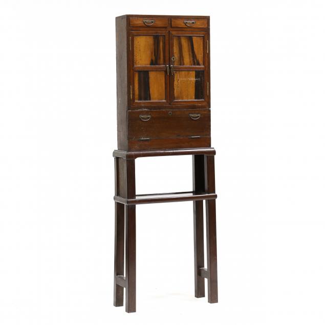 CHINESE CABINET ON TALL STAND Late 2f097c