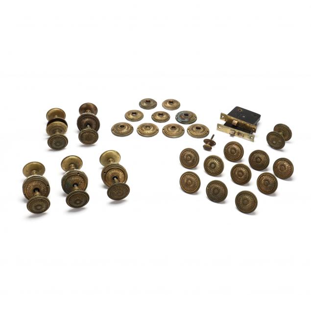 A GROUPING OF CONTINENTAL BRASS 2f0af6