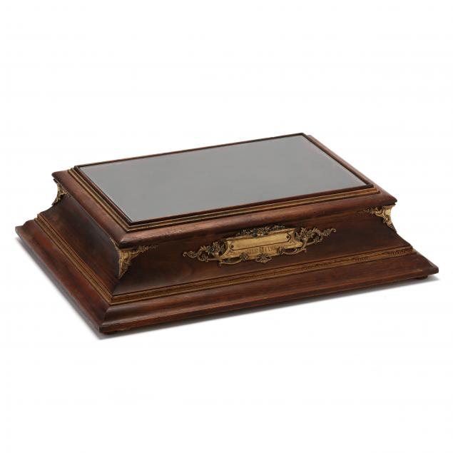 A MAHOGANY & BRASS DISPLAY CASE