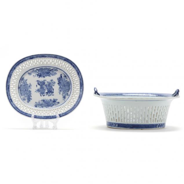 A CHINESE EXPORT PORCELAIN BLUE AND