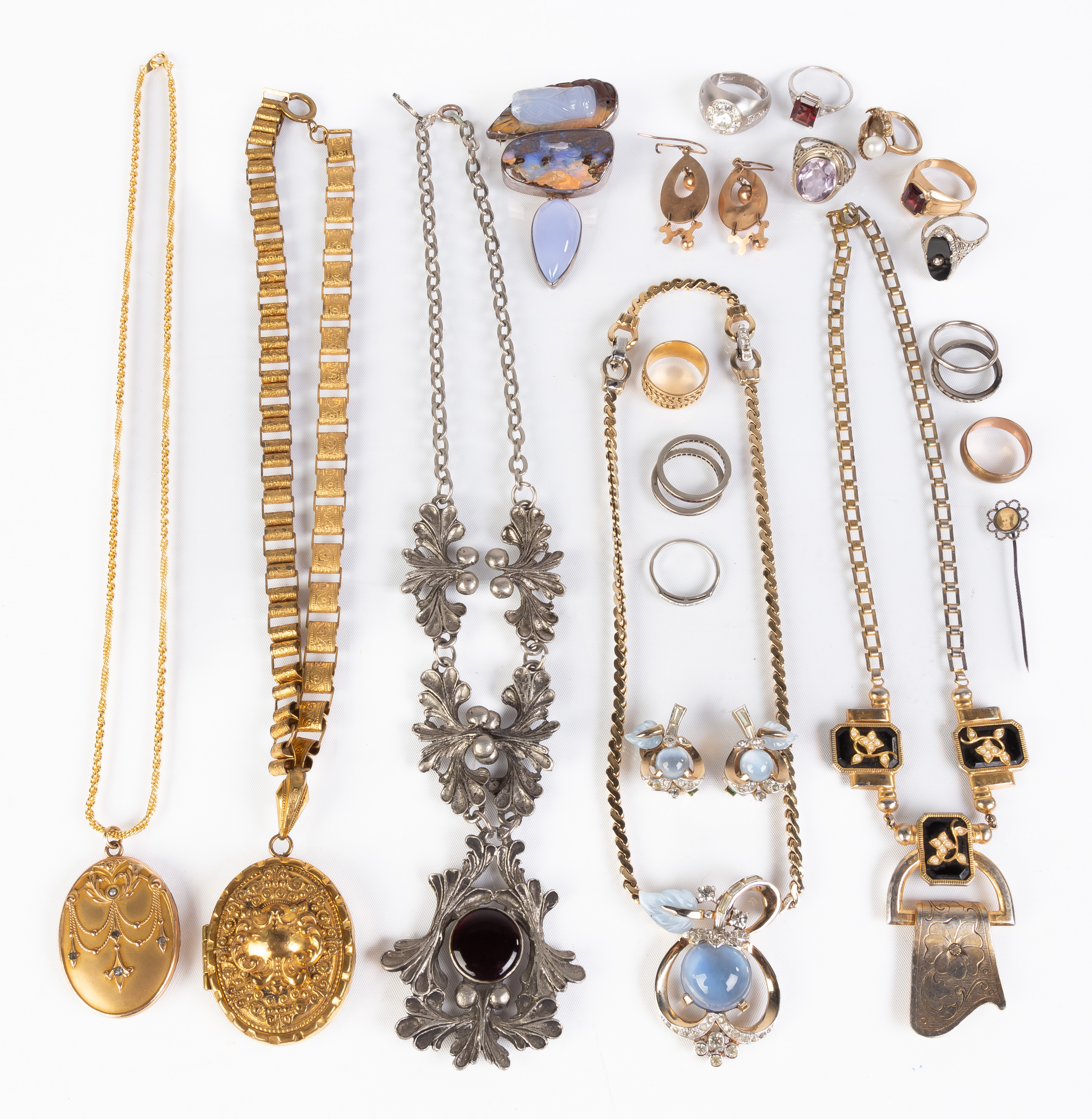 GROUP OF VINTAGE JEWELRY Group of Vintage