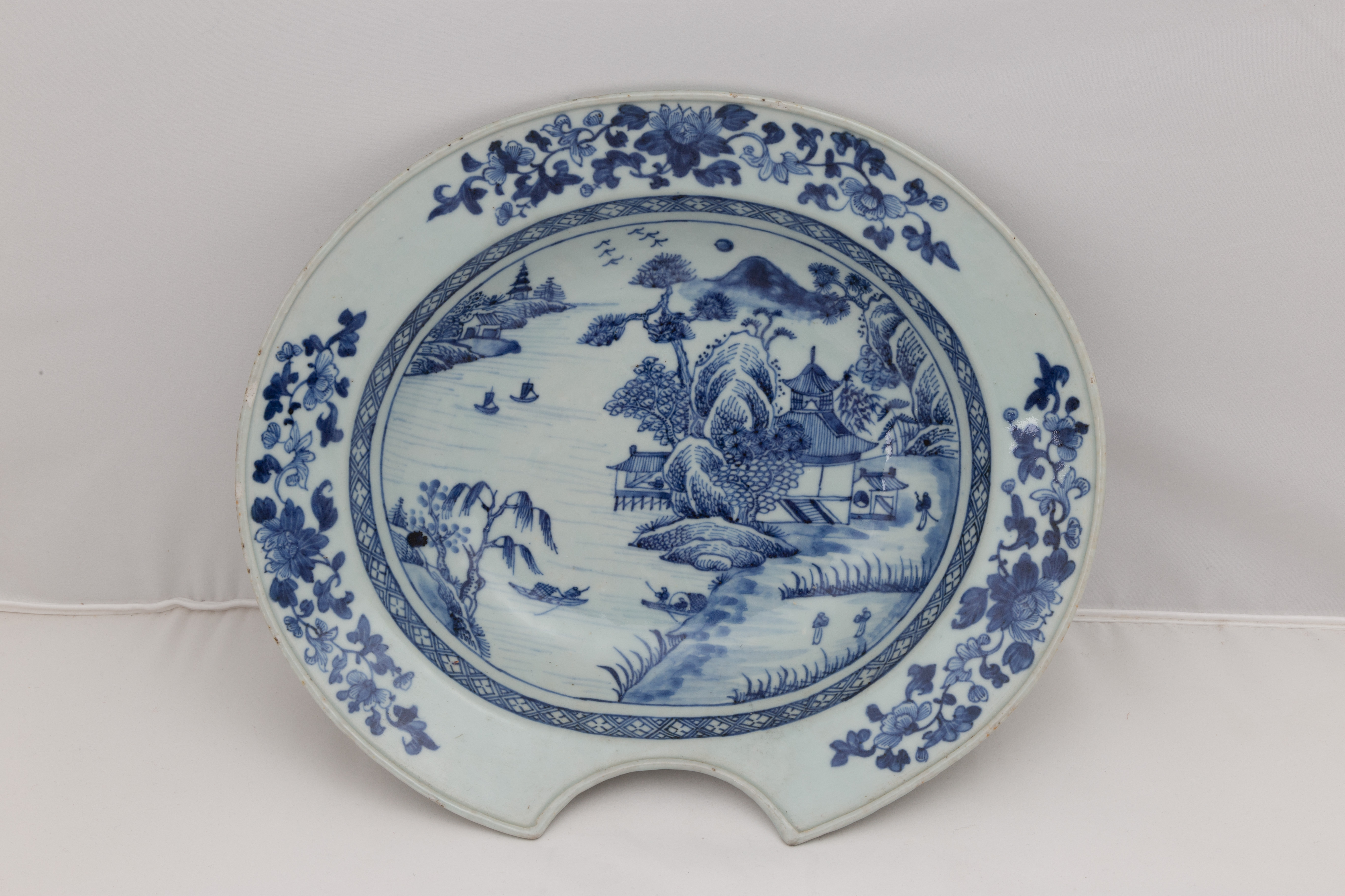 18TH CENTURY CHINESE BLUE & WHITE