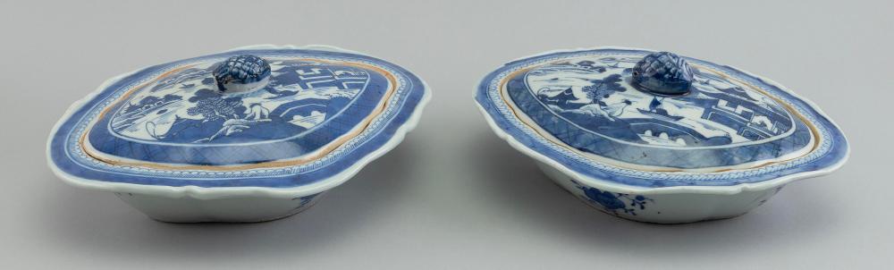 PAIR OF CHINESE EXPORT BLUE AND 2f2afa
