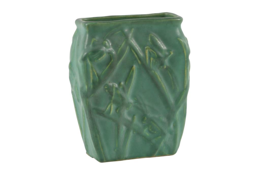 MUNCIE POTTERY GREEN KATYDID VASEMuncie 2f328d