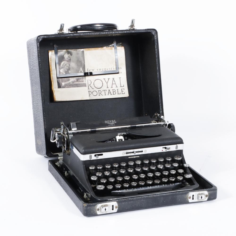 ROYAL QUIET PORTABLE TYPEWRITER 2f331e