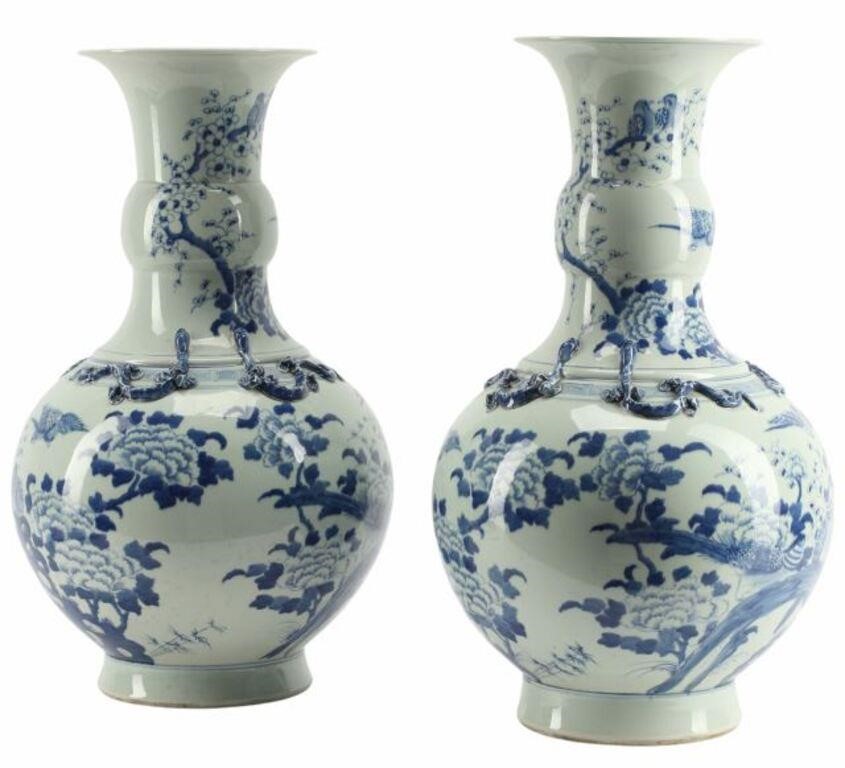  2 LARGE CHINESE BLUE WHITE 2f67ad