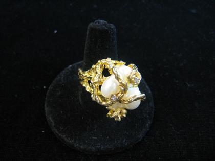 Baroque pearl ring with diamond
