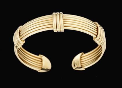 18 karat yellow gold bangle bracelet 4bdf2