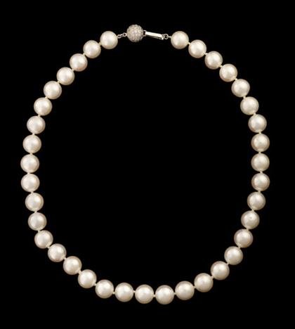 18 karat white gold and pearl necklace