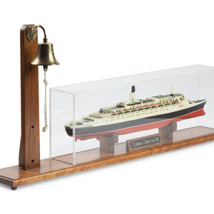 A Cased Model of the Cunard Queen 2f6f1d