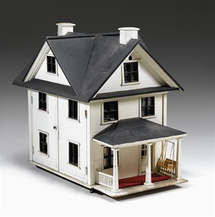 Painted and decorated wooden dollhouse 4bb93