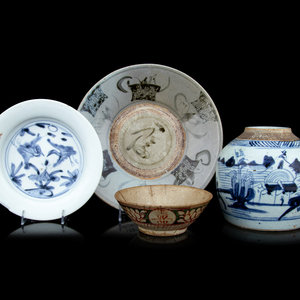 Four Chinese Porcelain Wares comprising 2f582a