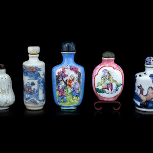 Five Chinese Porcelain Snuff Bottles 19th 2f586e