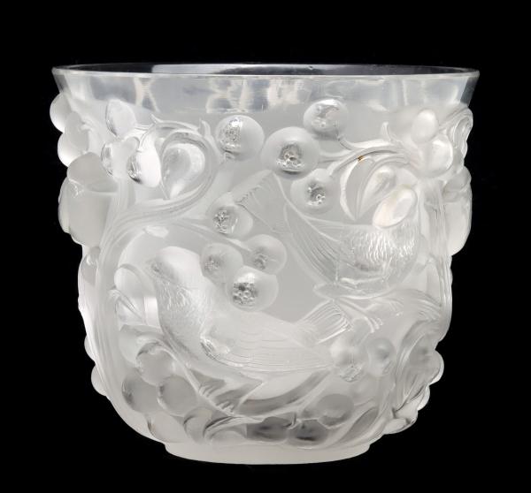 A CLEAR AND FROSTED ART GLASS VASE 2f59e4