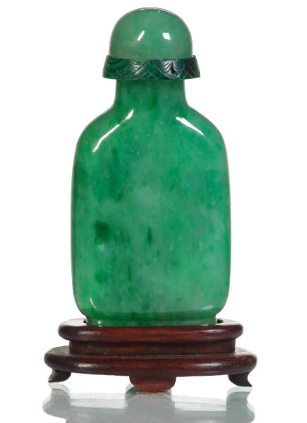 A QING DYNASTY JADEITE SNUFF BOTTLE 2f59f2