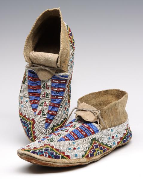 A GOOD PAIR OF SIOUX BEADED MOCCASINS 2f5b61