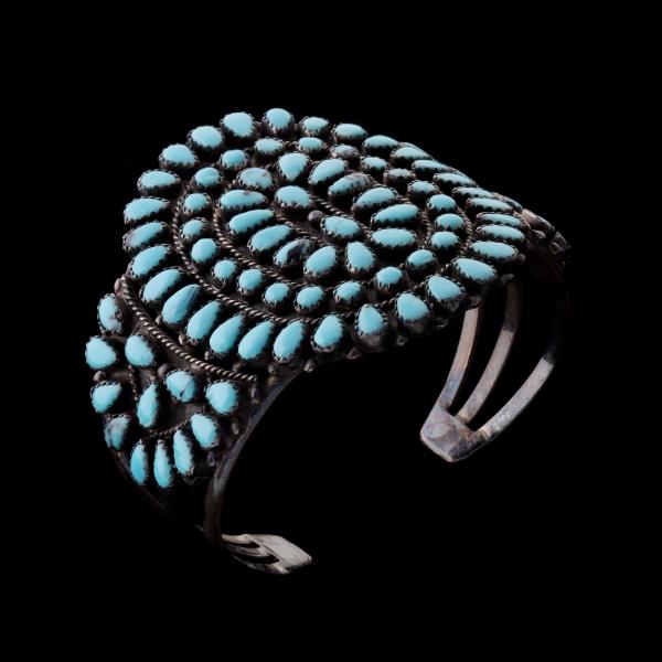 A ZUNI TURQUOISE AND STERLING BRACELET